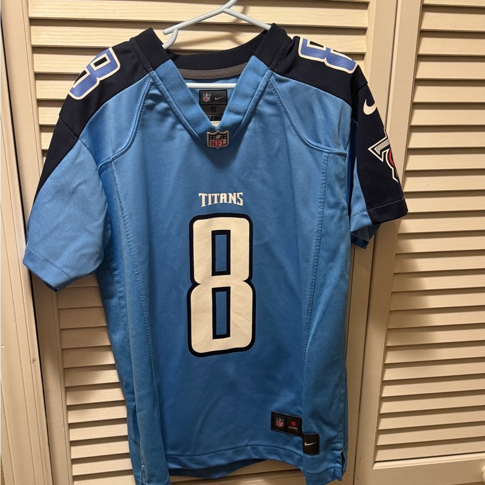 Martin Mariota jersey from his days with the Titans (2015-2019).
